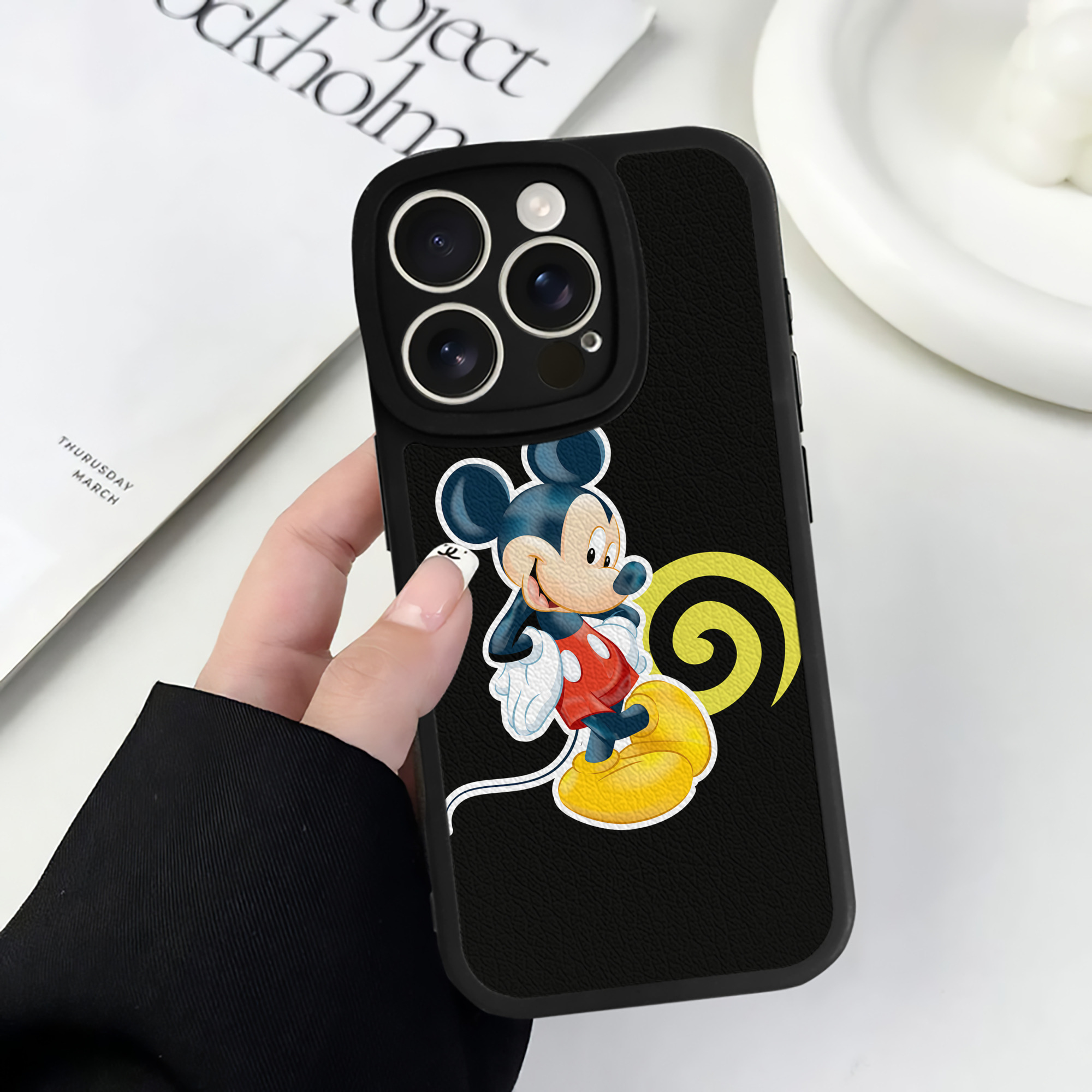 （画像用） ミッキーマウス Mickey Mouse 【iPhone 16シリーズ対応】シリコンスマホケース（レザー調） 材質：シリコン